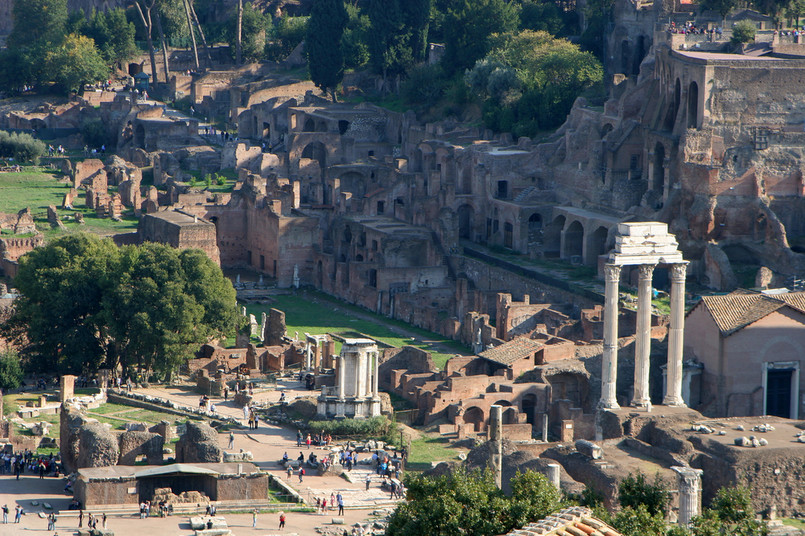 Ilu słuchaczy mieściło słynne Forum Romanum?