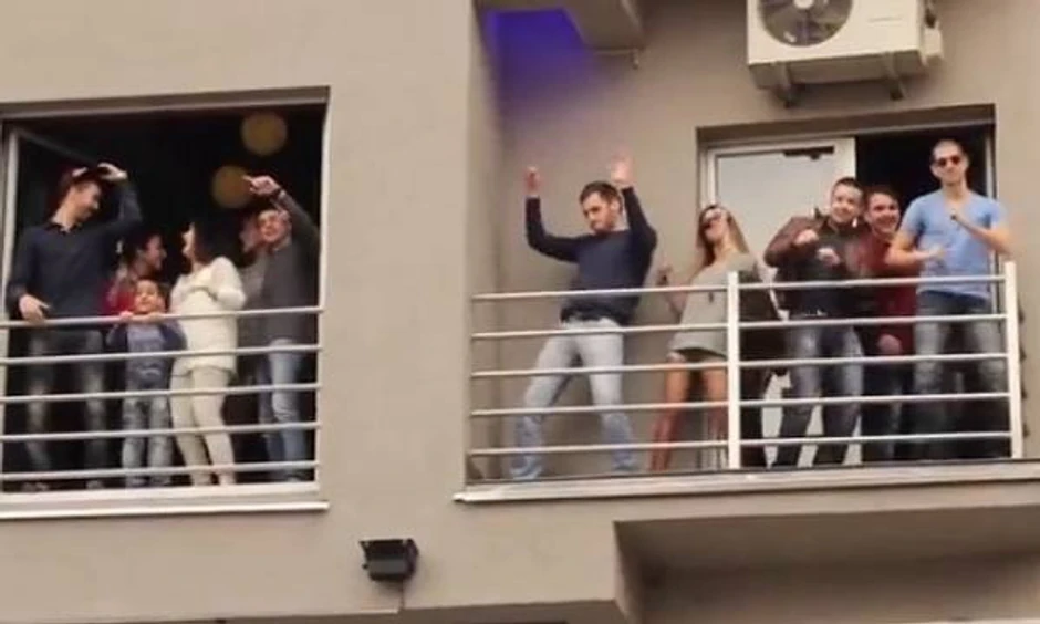 Ljudi plešu uz "Happy"