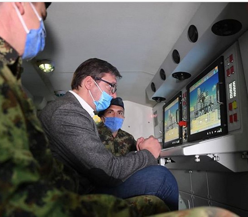 Vučić u poseti raketnoj brigadi