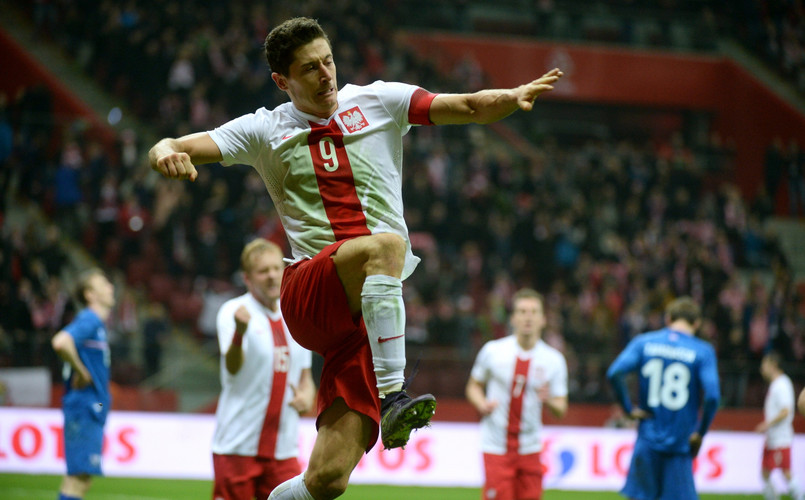 Robert Lewandowski cieszy się z gola podczas meczu towarzyskiego z Islandią