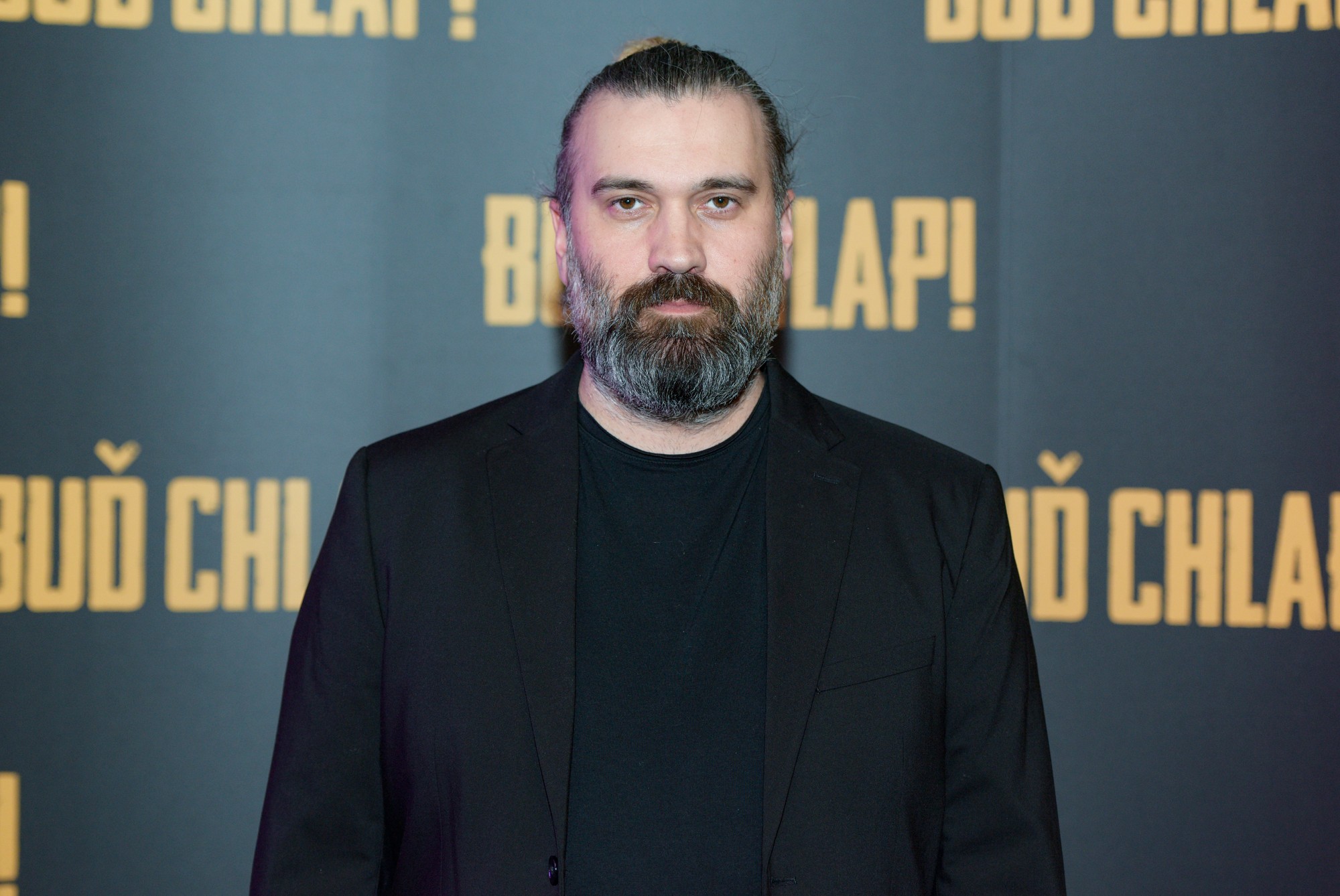 Režisér Michal Samir počas premiéry filmu Buď chlap!.