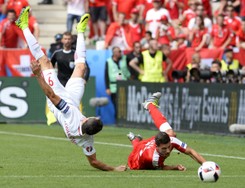 Co ze zdrowiem Lewandowskiego po brutalnym faulu? Lekarz kadry zabrał głos