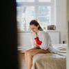 Pojava tamnih ugrušaka tokom menstruacije može biti normalna, ali i znak hroničnih ginekoloških oboljenja kao što je endometrioza