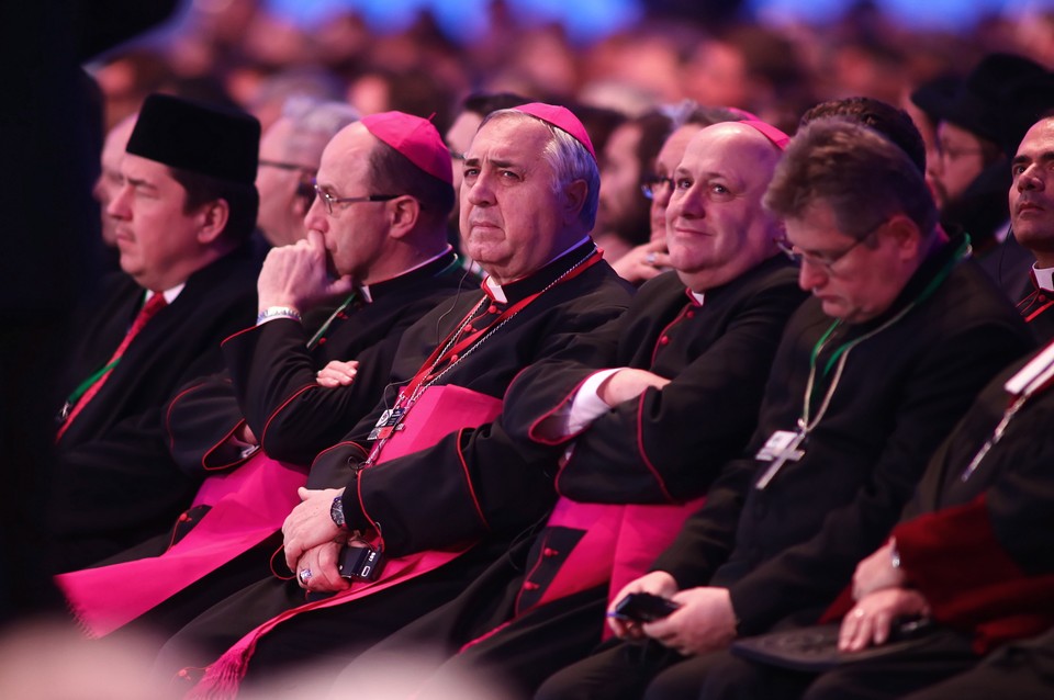 Nuncjusz apostolski w Polsce abp Salvatore Pennacchio (3L) oraz prymas Polski Wojciech Polak (2L)