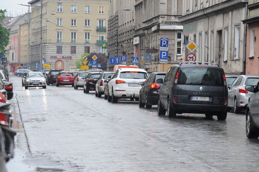 Samochody stoją w korku na ul. Kościuszki