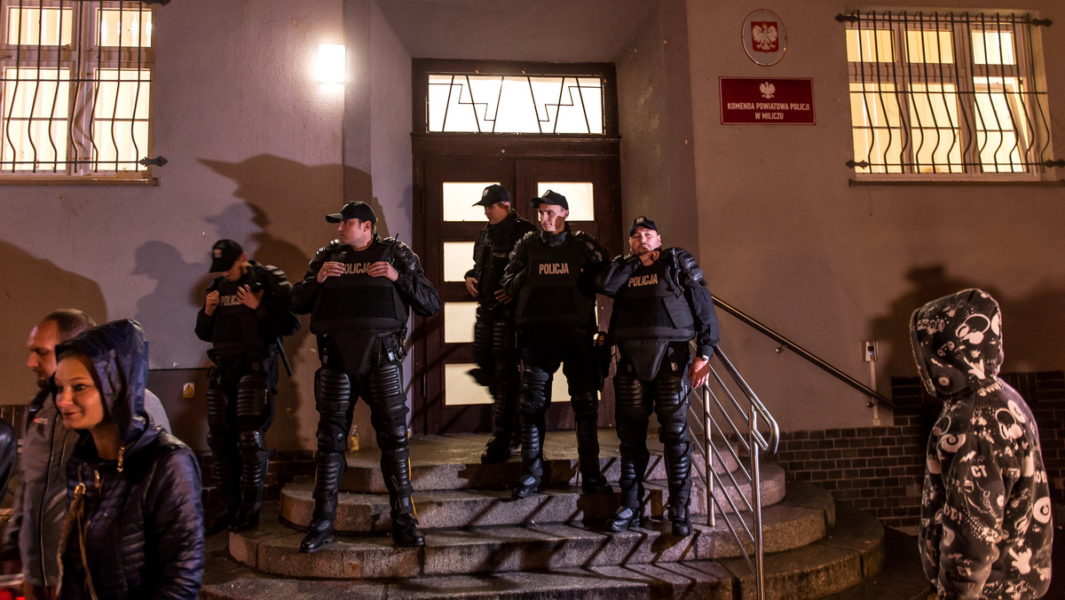 Dwie osoby usłyszały zarzut popełnienia czynu chuligańskiego i do 16 osób wzrosła liczba zatrzymanych po zamieszkach, do których doszło we wtorek przed komisariatem w Miliczu (Dolnośląskie). Policja użyła tam broni gładkolufowej.