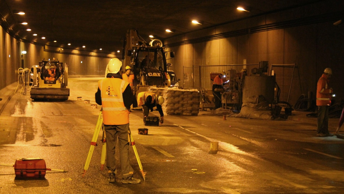 Termin zakończenia prac w tunelu Wisłostrady to 15 grudnia 2012 roku, potem będzie przebiegała procedura dopuszczenia go do ruchu. Zakończyło się już wypełnianie przestrzeni pod jezdnią, trwa jej zabezpieczanie.