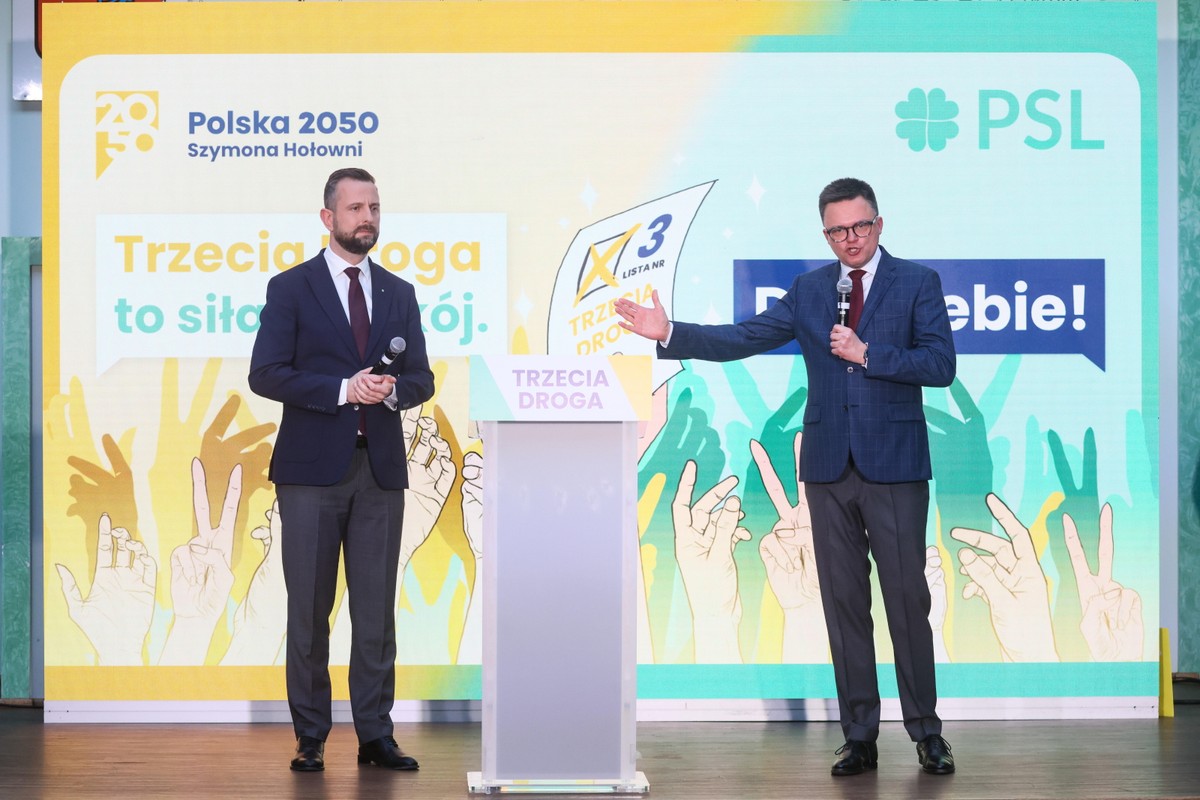Marszałek Sejmu Szymon Hołownia (P) oraz wicepremier, minister obrony narodowej Władysław Kosiniak-Kamysz (L) (jm) PAP/Leszek Szymański