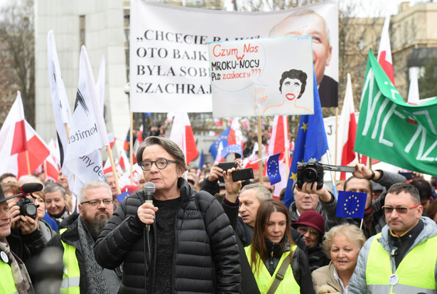 Reżyserka i scenarzystka Agnieszka Holland wśród uczestników manifestacji KOD przed Sejmem