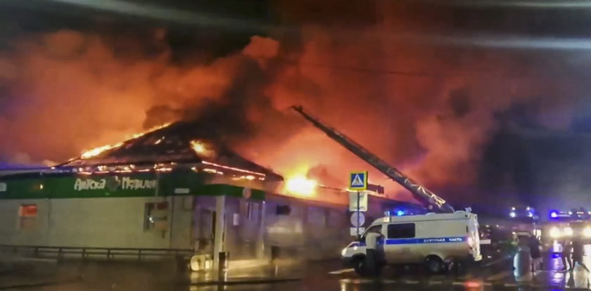 Tragiczny pożar w rosyjskim klubie. Zginęło kilkanaście osób. Media: to żołnierz strzelił z rakietnicy