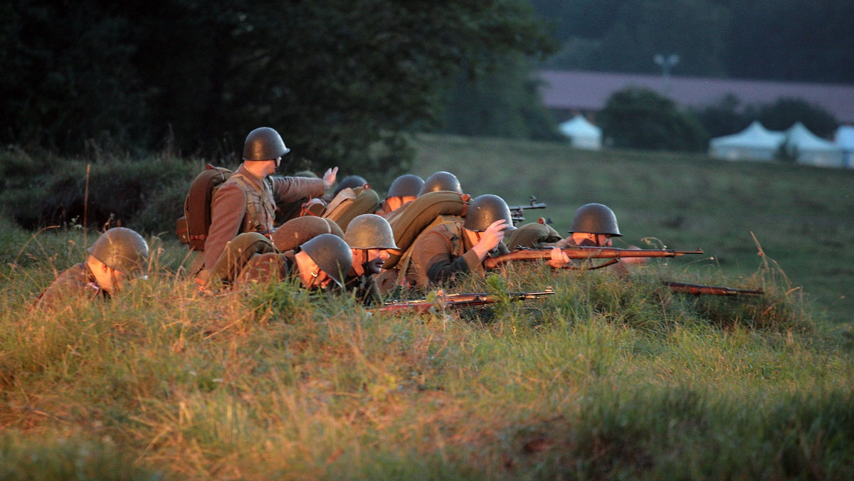 Około pięciuset osób z grup rekonstrukcyjnych weźmie udział w II Pikniku Militarnym "Misja Wschód", który w dniach 9-10 czerwca odbędzie się w Ogrodniczkach koło Supraśla (Podlaskie) - poinformowali w poniedziałek organizatorzy na konferencji prasowej w Białymstoku.