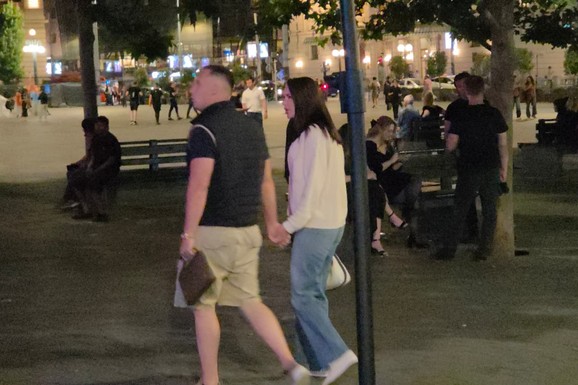 UHVATILI SMO IVU GRGURIĆ SA NOVIM DEČKOM Robijao u Americi jer je pokrao milione, ona mu krije lice kao zmija noge: Sada zaljubljeno šetali Beogradom (Video)