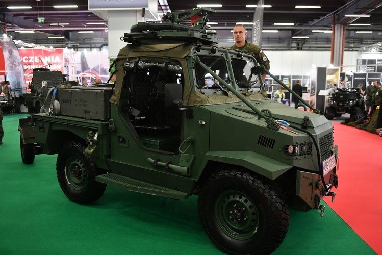 Pojazd wojsk aeromobilnych o wysokiej mobilności AERO 4x4 prezentowany na XXX Międzynarodowym Salonie Przemysłu Obronnego w Kielcach