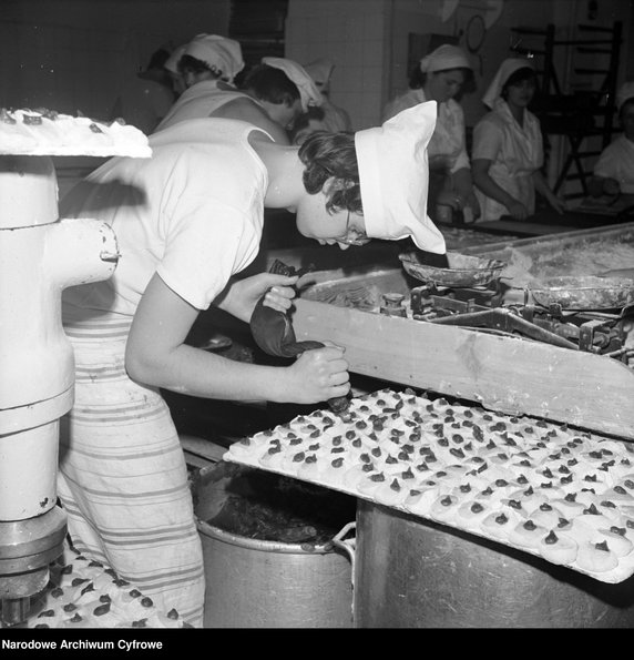 Pracownicy przygotowujący pączki w cukierni Blikle w Warszawie - 1978 r. - Narodowe Archiwum Cyfrowe