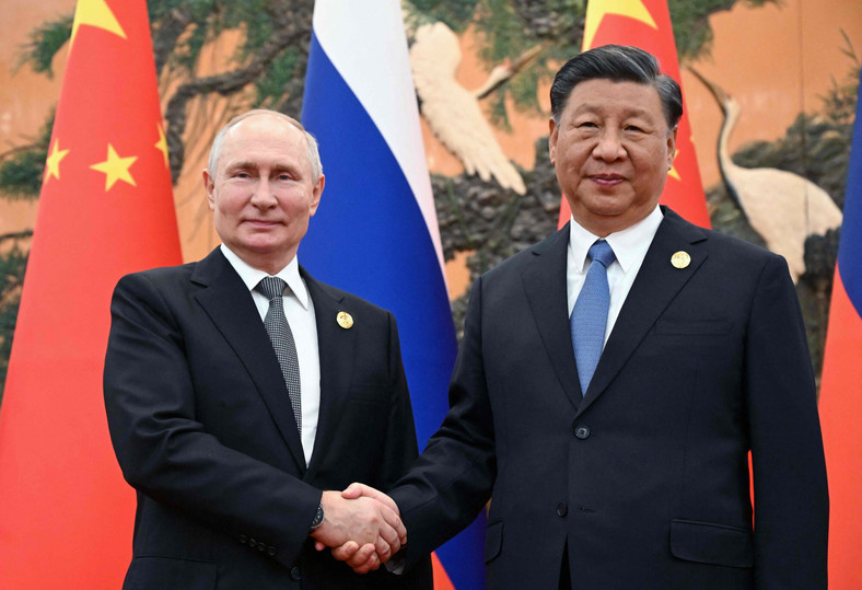 Władimir Putin podczas wizyty w Pekinie w towarzystwie Xi Jinping, 18 października 2023 r.