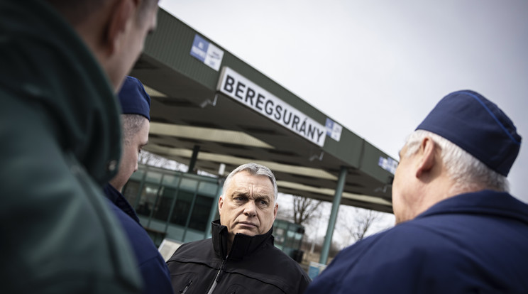 A Miniszterelnöki Sajtóiroda által közreadott képen Orbán Viktor miniszterelnök a beregsurányi magyar-ukrán határállomáson 2022. február 26-án. Orbán Viktor előzőleg határszemlét tartott Hajdúhadházon / Fotó: MTI/Miniszterelnöki Sajtóiroda/Fischer Zoltán