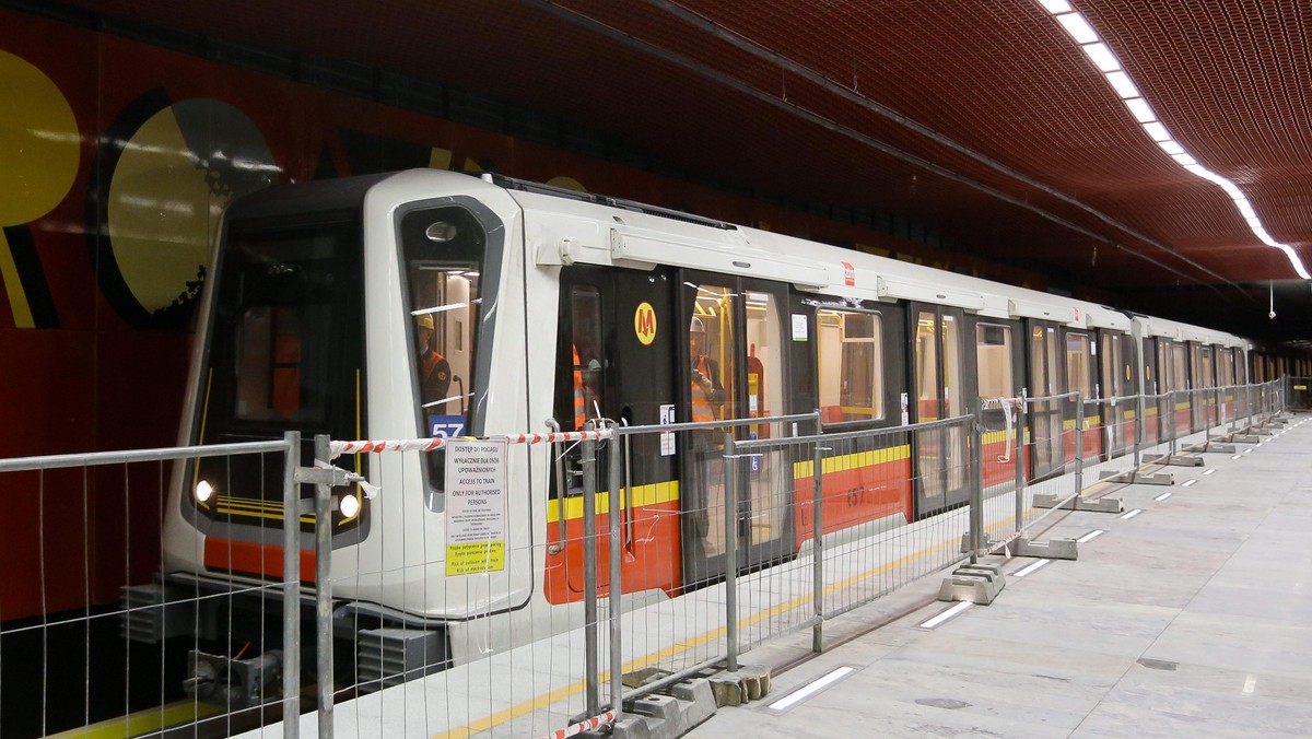 Systemy sterowania ruchem będą umożliwiały niemal automatyczne prowadzenie pociągów na centralnym odcinku budowanej II linii kolei podziemnej w Warszawie. Metro postanowiło jednak utrzymać funkcję maszynisty. – To kwestia koncepcji. Pytanie „czy leci z nami pilot” jest dla pasażerów ważne – mówi Jerzy Lejk, prezes Metra Warszawskiego.