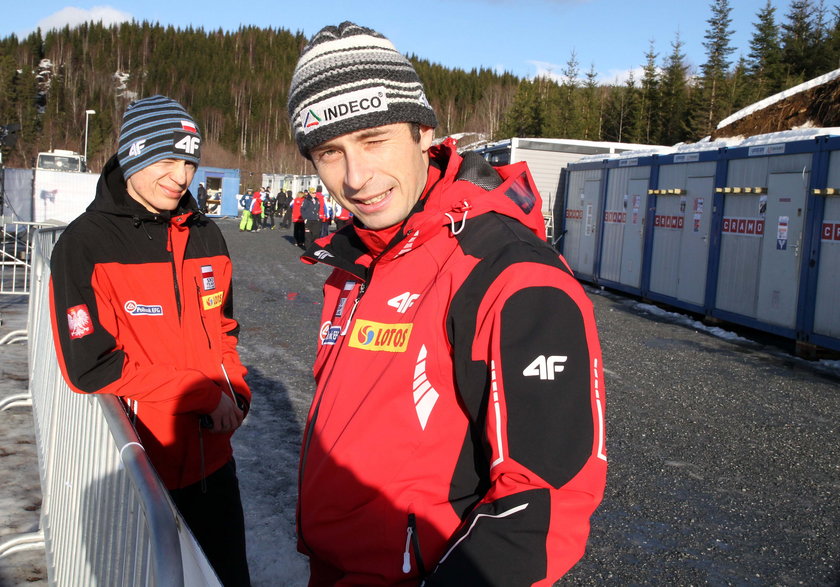 Trener polskich skoczków narciarskich Łukasz Kruczek i Kamil Stoch w Vikersund
