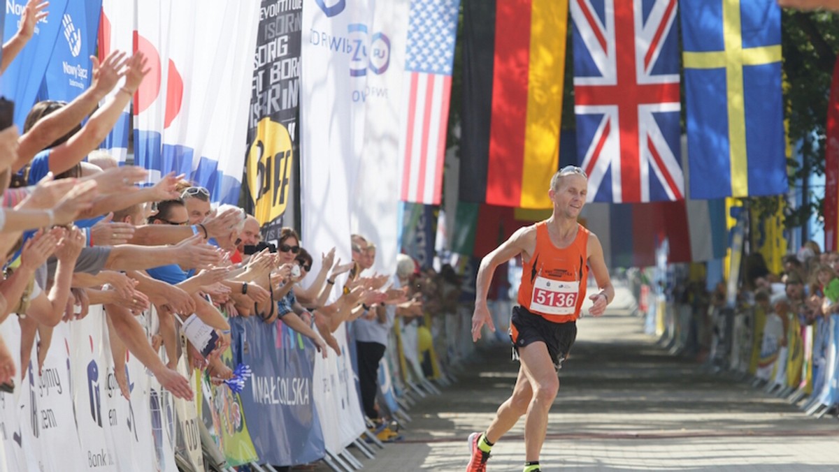 Pięć lat czekali kryniccy kibice a zwycięstwo Polaka w festiwalowym maratonie i... się doczekali! Rafał Czarnecki nawiązał do sukcesu Grzegorza Czyża z 2011 roku i w fantastycznym stylu, po sprinterskim finiszu zwyciężył Koral Maraton.