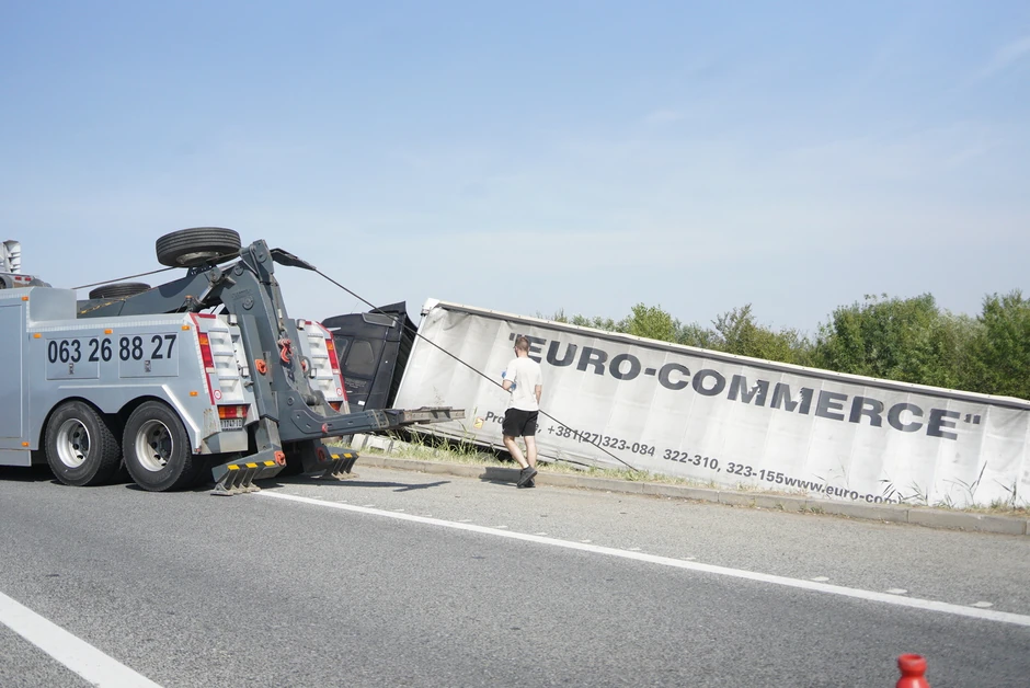 Šleper sleteo s puta, izvlačenje u toku
