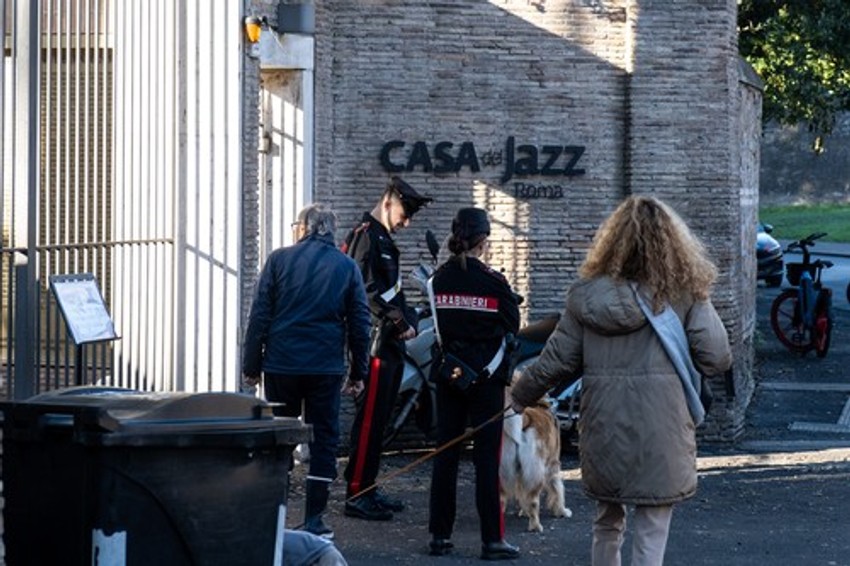 Karabinjeri ispred vile ispod koje se traga za nestalim sudijom