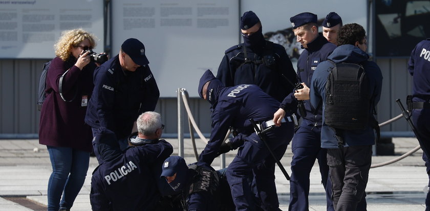 Incydent przed pomnikiem ofiar katastrofy smoleńskiej w Warszawie. Interweniowała policja