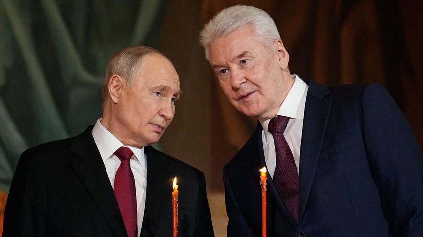 Vladimir Putin, predsednik Rusije i gradonačelnik Moskve Sergej Sobjanin prisustvovali su uskršnjoj pravoslavnoj službi u Sabornom hramu Hrista Spasitelja | Foto: Alexander Zemlianichenko/Pool via REUTERS