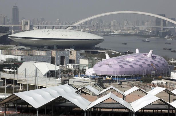 Po lewej stronie widok na Performance Arts Center obok japoński pawilon na rozpoczynających się 1 maja światowych targach Expo