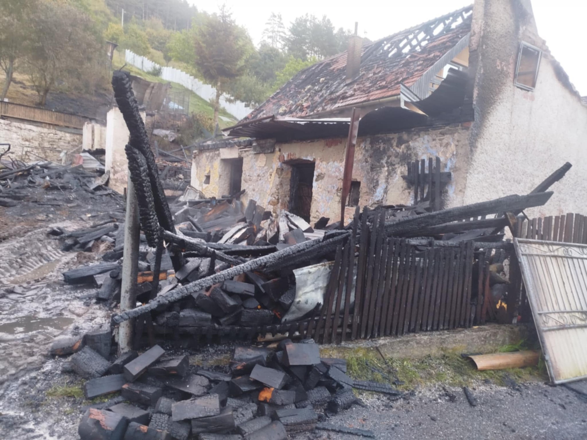 Pri požiari zhoreli tri jednoduché stavby a rodinný dom.