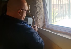 Vladica Stanković uhvatio zmiju koja je pokušala da izađe kroz prozor porodične kuće