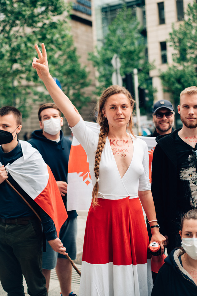 "Dekolt dla Białorusi". Protest w Warszawie (na zdjęciu Jana Shostak)