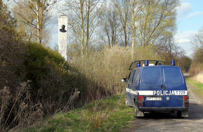 Policja twierdzi, że zatrzymała sprawców, którzy są odpowiedzialni za zniszczenie pomnika "kata Suwalszczyzny i Wileńszczyzny"...