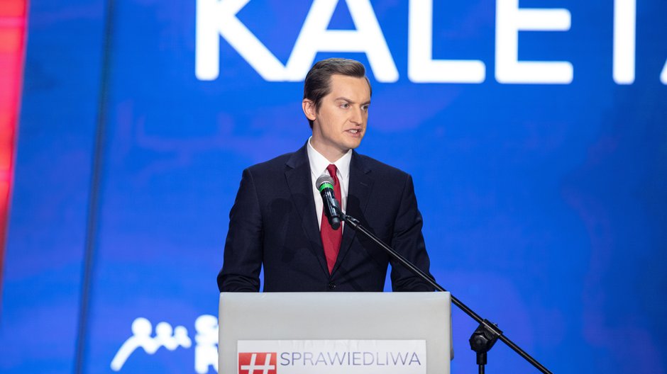 Sebastian Kaleta podczas konwencji partii "Solidarna Polska" 