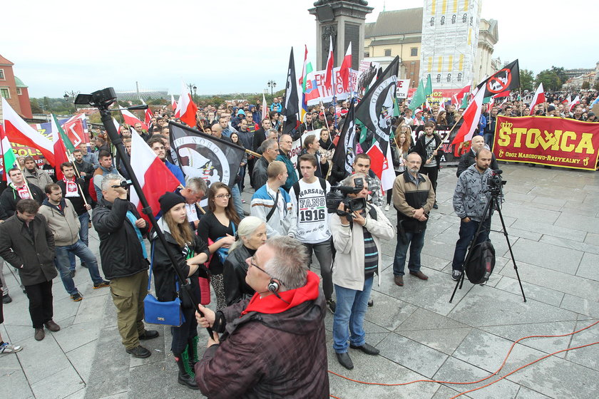 Około 500 osób przyszło na plac Zamkowy. Manifestują przeciwko imigrantom