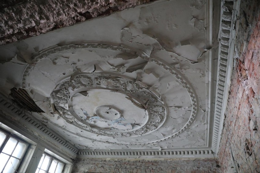 More smeća prekriva prostrane prostorije nekadašnjeg doma porodice Bajloni.