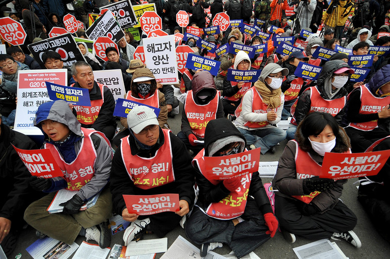 Demonstranci protestują przeciw szczytowi G20, który odbywa się w Seulu w Korei Południowej w 2010 r.(2) Fot: Seokyong Lee/Bloomberg