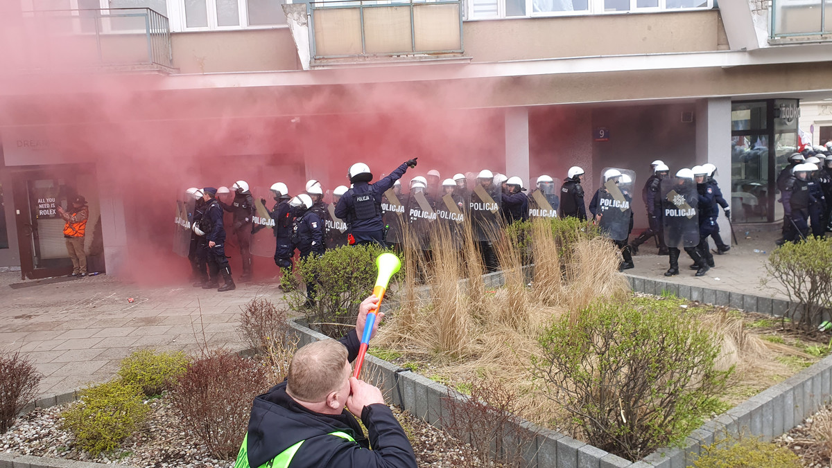 Tak z bliska wyglądały starcia z policją przed Sejmem [ZDJĘCIA, WIDEO]