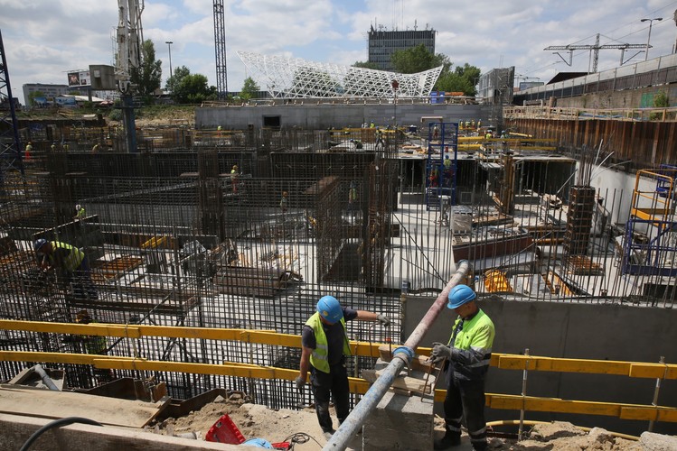 W holu znajdą się skrytki bagażowe, a w tunelu wydzielona zostanie powierzchnia pod biletomaty i bankomaty.<br><br>  (mgo) PAP/Tomasz Gzell
