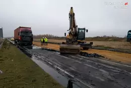 Wypadek na DK1. Na drogę wylał się płynny asfalt