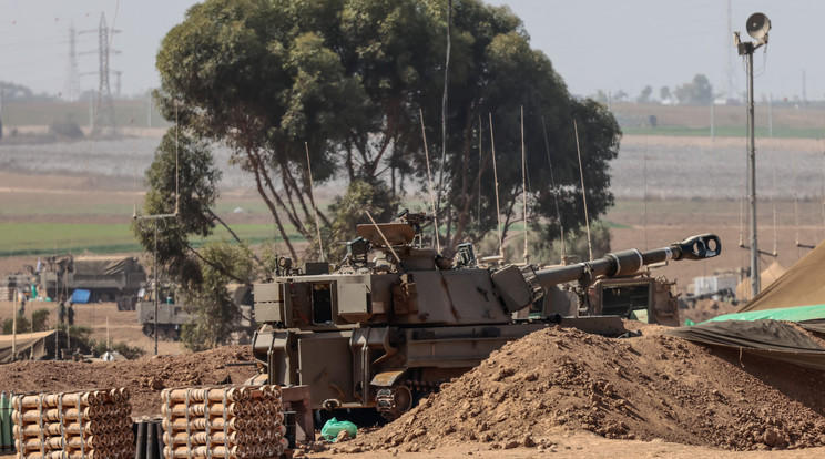 Az izraeli hadsereg egyik elitegysége harckocsikkal szárazföldi rajtaütést hajtott végre a Gázai övezet északi részén, előkészítendő az övezetet uraló Hamász palesztin iszlamista szervezet elleni katonai fellépés következő szakaszát/Fotó: MTI/EPA/Hannibal Hanschke