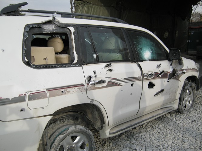 Toyota po zamachu w Afganistanie. Samochodem jechała ochrona BOR