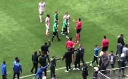 Krwawy horror na meczu. Piłkarz pociął żyletką czterech zawodników przeciwnej drużyny [WIDEO]