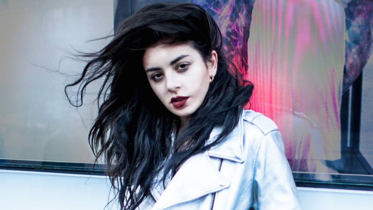 Charli XCX została oskarżona przez duńskiego DJ-a o masturbowanie się podczas audycji radiowej. Mężczyzna nie dostrzegł w swoim zachowaniu niczego niestosownego.