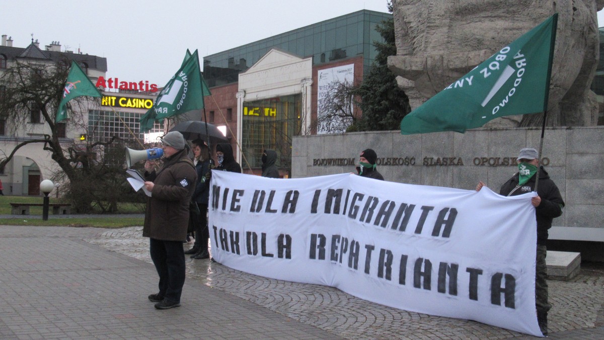 Opolskie środowiska narodowe są przeciwne masowemu przyjazdowi Ukraińców do Polski. Na manifestacji w Opolu pojawiło się kilkanaście osób.