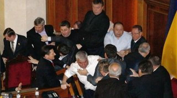 Újabb kocsmai verekedés az ukrán parlamentben - videó