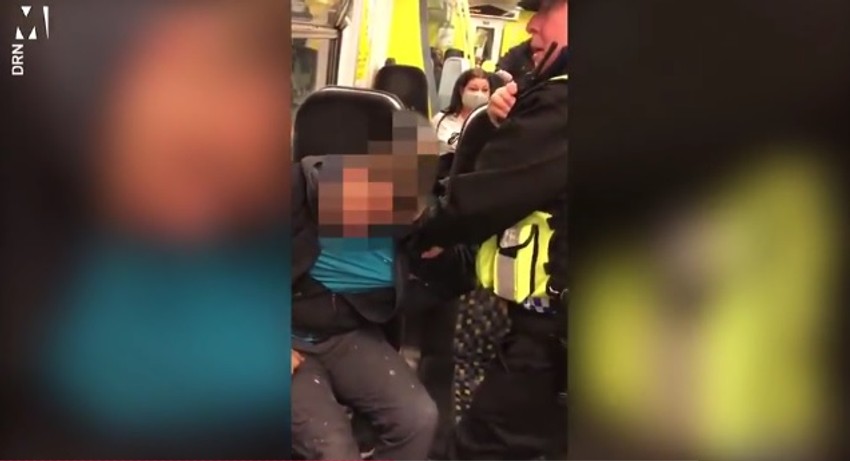 Britanski policajac poprskao putnika biber sprejom u metrou 
