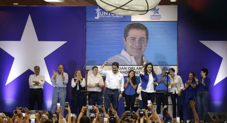 Honduran President Juan Orlando Hernandez (C) declares himself winner in the primary elections of the National party, in Tegucigalpa, on March 12, 2017 Documentos siguientes . AFP Forum Mis notificaciones Usted no tiene notificaciones . Bienvenido/a . Todos los documentos Mostrar el menú . Lanzar la búsqueda Búsqueda avanzada .. Inicio Textos Fotos Videos Gráficos .. Editoriales Filtros . Mostrar el mapa del mundo Composición Mostrar/Ocultar ANCHURA 267 ALTURA 34 VISTA PANORÁMICA 8 TAMAÑO CUADRADO 4 Nombres propios Mostrar/Ocultar Porfirio Lobo 20 Erick Andino 8 Julian Pacheco 6 Robert Arboleda 6 Berta Zuniga Cacer… 6 Mostrar todo » Ubicación Mostrar/Ocultar + Honduras 203 + Ecuador 31 + Costa Rica 22 + Guatemala 22 + --- 15 Mostrar todo » Categorías Mostrar/Ocultar Noticias 707 Deporte 148 Estilo de vida e I… Negocios Arte y Entretenimi… Palabras claves Mostrar/Ocultar CRIME 25 FBL 22 GANGS 21 CORRUPTION 19 DRUGS 19 Mostrar todo » TOPSHOTS AsociHondurans were called to vote in party primaries on Sunday, a first polling phase President Juan Orlando Hernandez hopes will lead to his re-election despite a constitutional one-term limit.