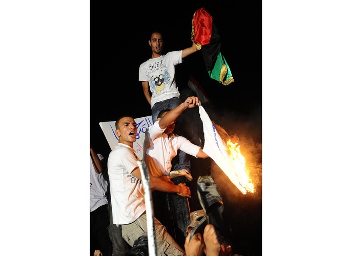 Demonstranci palą izraelską flagę