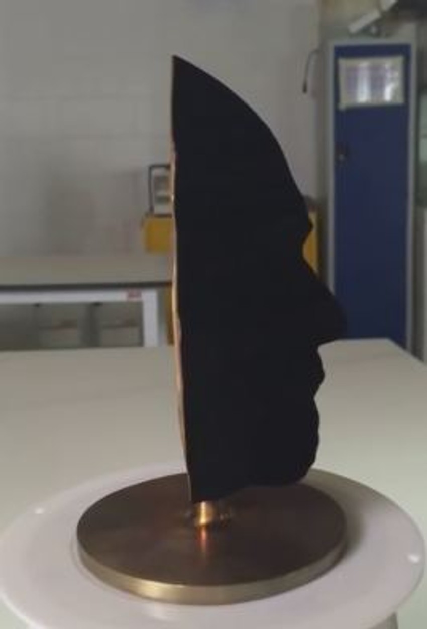 Maska ofarbano u crno