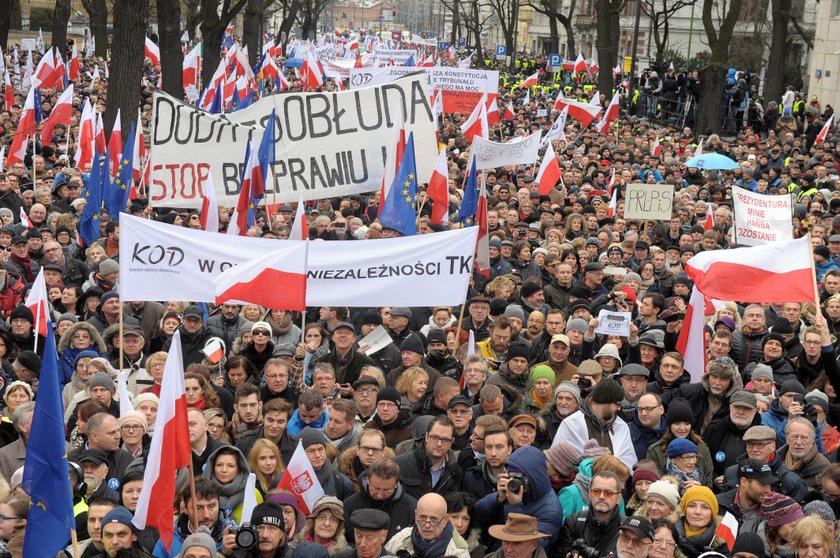 Manifestacja kod obywatele dla demokracji